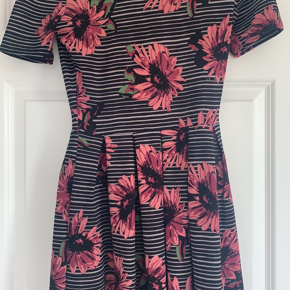 š XS Lularoe Amelia Floral Dress - Picture 2 of 7